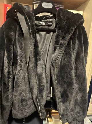 Abrigo pelo Zara negro talla XS