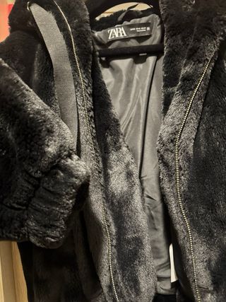 Abrigo pelo Zara negro talla XS