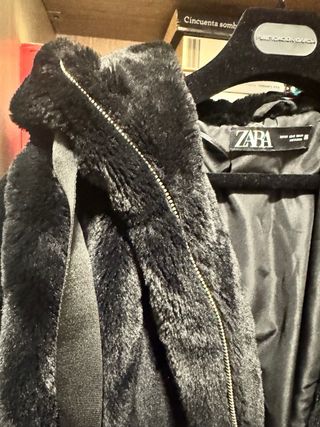 Abrigo pelo Zara negro talla XS