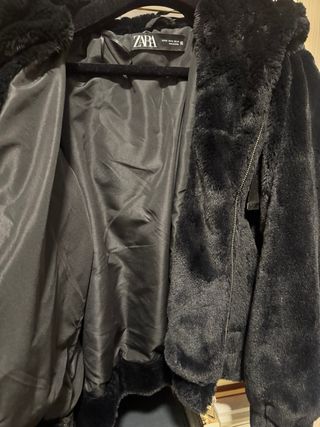 Abrigo pelo Zara negro talla XS