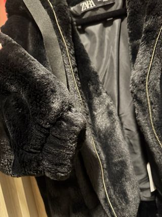 Abrigo pelo Zara negro talla XS