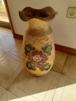 Jarrão de cerâmica com flores