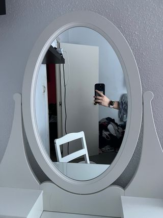 Tocador blanco con espejo y silla. Buen estado