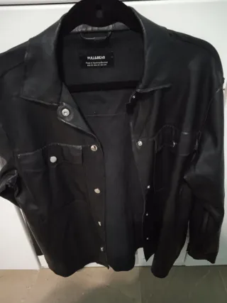 Sobrecamisa efecto piel Pull&Bear Talla M