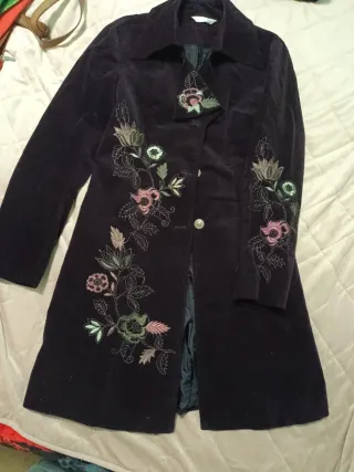 Abrigo de paño bordado