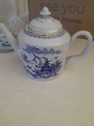 Chaleira de porcelana com padrão azul