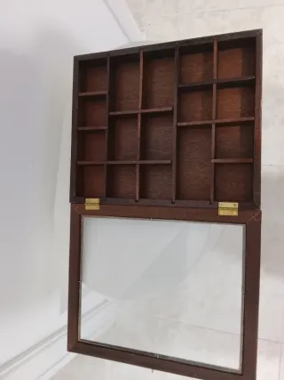 Vitrina pequeña de madera y cristal