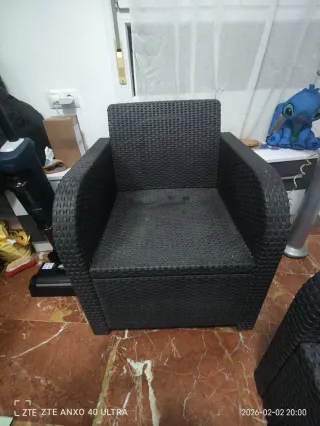 Sofá, 2 butacas y mesa de jardín en buen estado