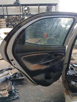 PUERTA TRASERA IZQUIERDA TOYOTA YARIS (XP21)