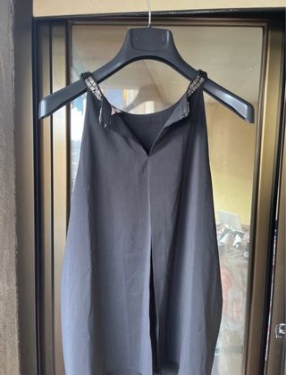Blusa negra con pedrería talla M