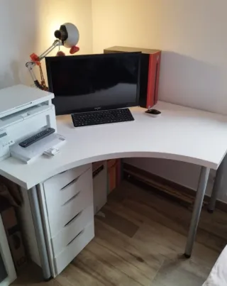 Mesa esquinera de escritorio blanca