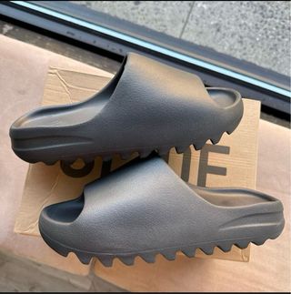 Yeezy Slide Gris Oscuro Talla 44