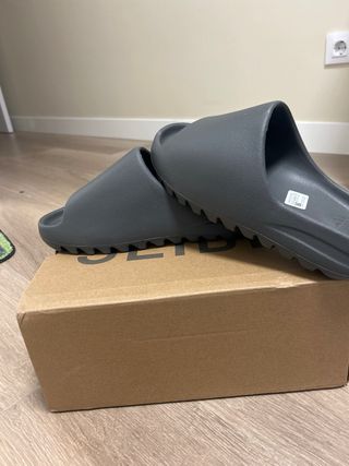 Yeezy Slide Gris Oscuro Talla 44