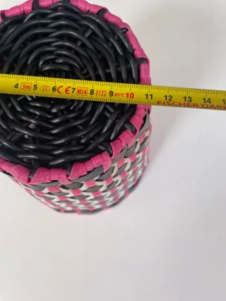 Ikea. Cesta trenzada de vivos colores