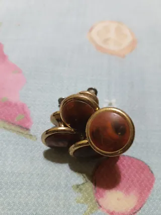 Pomos marrones y dorados