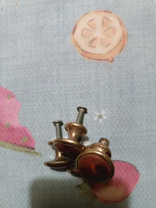 Pomos marrones y dorados