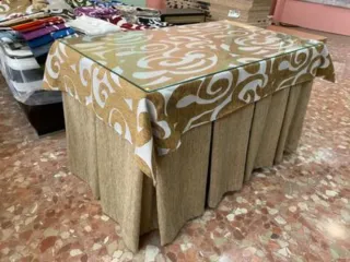 Mesa antigua con tapetes