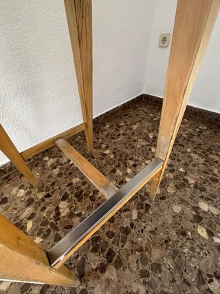 Taburete alto madera y acero estiloso a restaurar