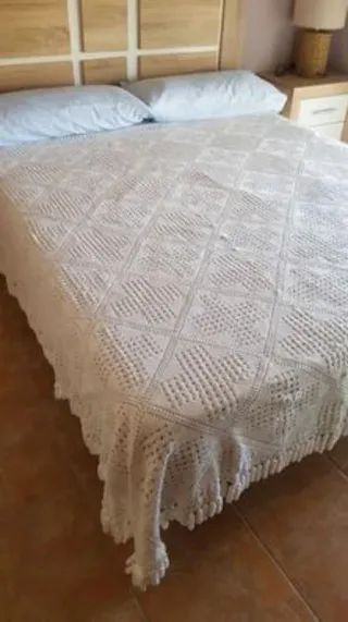 Colcha de ganchillo blanca