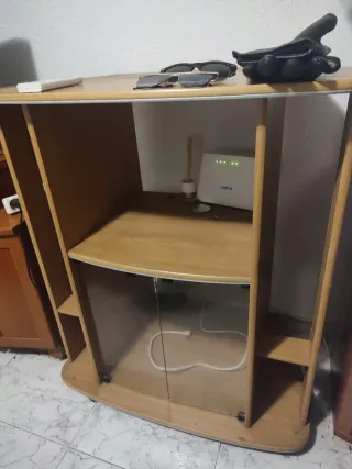 Mueble TV madera y cristal.