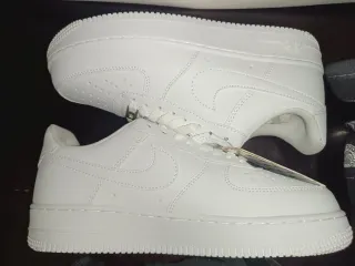 Nike Air Force 1, Jordan 4 y travis scott