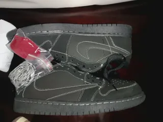 Nike Air Force 1, Jordan 4 y travis scott