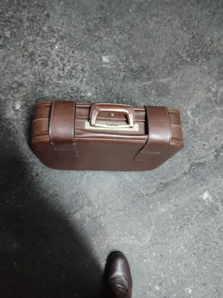 Maleta de viaje marrón sin ruedas