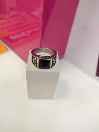 Anillo acero plateado con piedra negra cuadrada T21