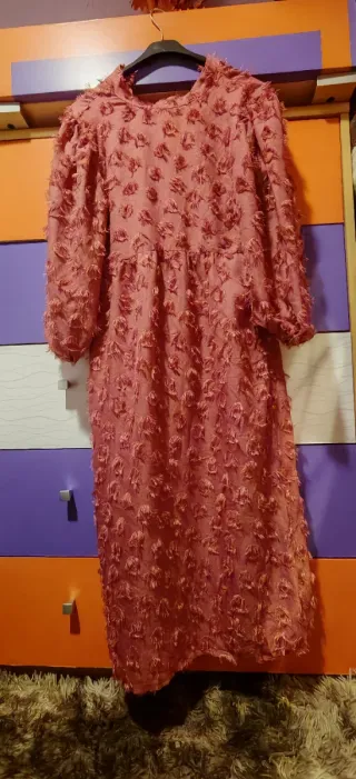 Vestido rosa midi texturizado