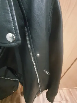 Cazadora efecto piel negra