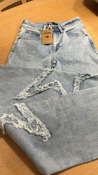 Pantalones NOON con estrellas desgastadas