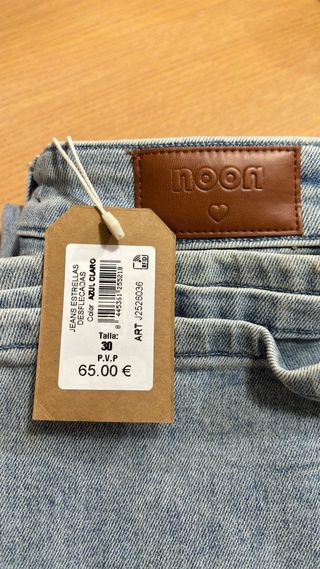 Pantalones NOON con estrellas desgastadas