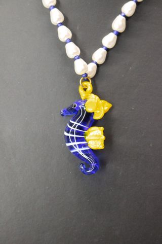 Collar gargantilla caballito de mar de cristal. Bisutería.