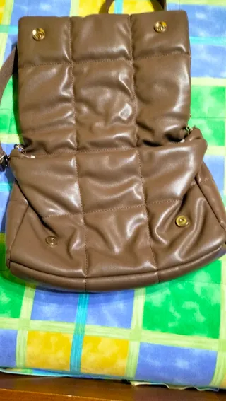 Bolso acolchado marrón nuevo , mide 33cm x 25cm.