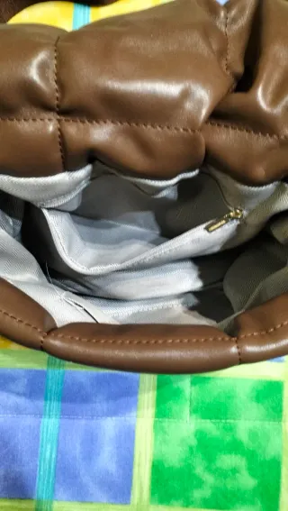 Bolso acolchado marrón nuevo , mide 33cm x 25cm.