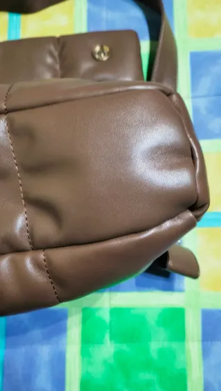 Bolso acolchado marrón nuevo , mide 33cm x 25cm.