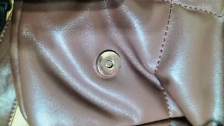 Bolso acolchado marrón nuevo , mide 33cm x 25cm.