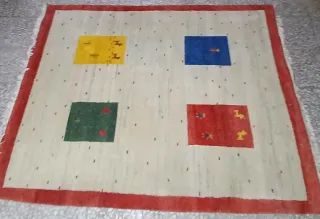 Alfombra de lana beige y roja