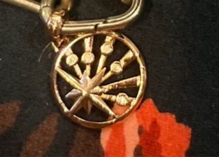 Pulsera Pandora Perlas y Cadena Metálicas y charm.