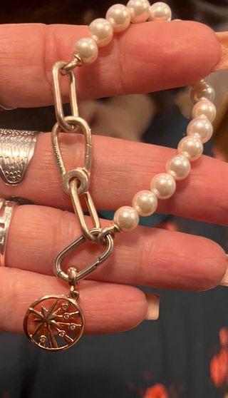 Pulsera Pandora Perlas y Cadena Metálicas y charm.