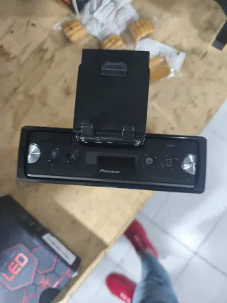 Radio Pioneer SPH-10BT con soporte móvil