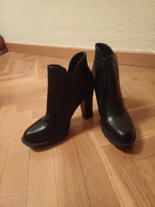 Botines negros de punta redonda y tacón