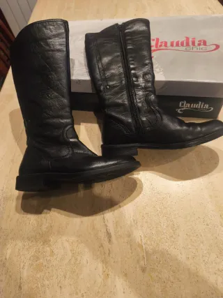 Botas de piel negras de la marca Claudia