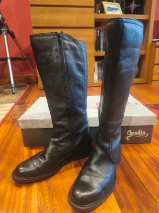 Botas de piel negras de la marca Claudia