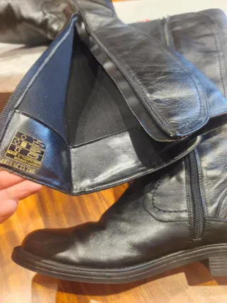 Botas de piel negras de la marca Claudia