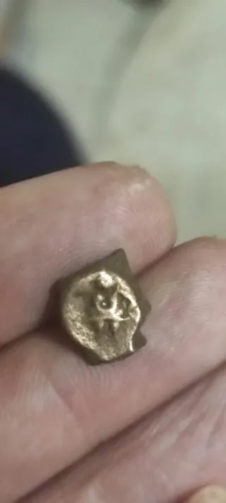 Moneda antigua con figura