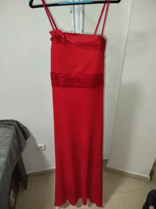 Vestido de fiesta rojo con flor