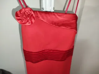Vestido de fiesta rojo con flor