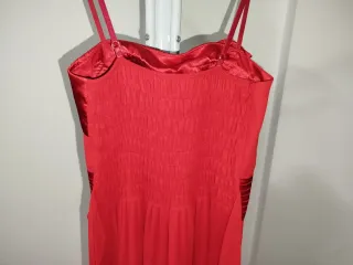 Vestido de fiesta rojo con flor