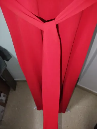 Vestido de fiesta rojo con flor